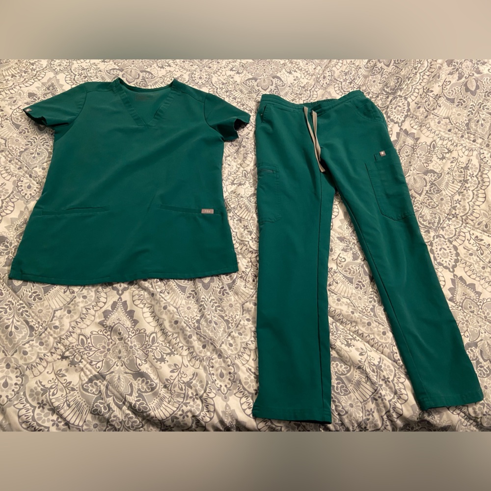 Great condition Figs scrubs xxs shirt and xxs petite pants